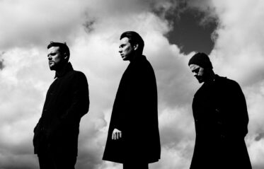 Afbeelding voor White Lies + The Ramona Flowers