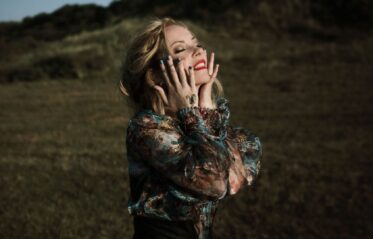 Anneke-van-Giersbergen-1920x1080-2