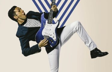 Cory Wong met blauwe gitaar